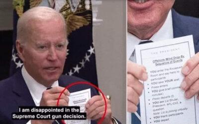 Biden svela per errore il foglio con le istruzioni scritte dai suoi burattinai: "Siediti, saluta con la manina, rispondi e poi vai via"