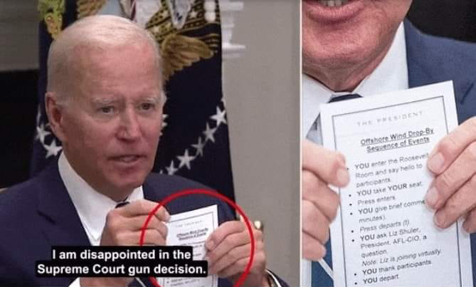 Biden svela per errore il foglio con le istruzioni scritte dai suoi burattinai: “Siediti, saluta con la manina, rispondi e poi vai via”