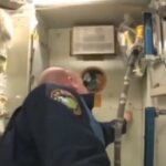 André Kuipers perde una vite sulla ISS che cade come se non fosse in microgravità