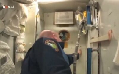 André Kuipers perde una vite sulla ISS che cade come se non fosse in microgravità
