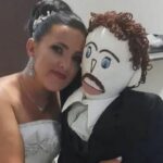 Sposa una bambola di pezza creata dalla mamma: matrimonio con 250 invitati e viaggio di nozze a Rio