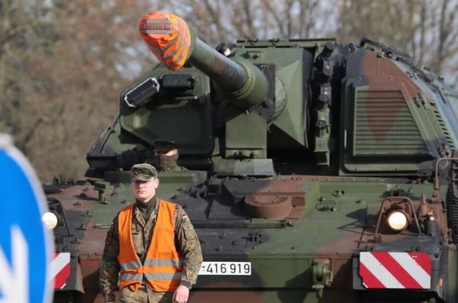 “Revisione scaduta”, la polizia stradale ferma sull’A30 tre carri armati diretti in Ucraina