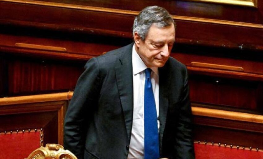Draghi chiede di sospendere la seduta alla Camera per potersi recare al Quirinale per rassegnare le dimissioni.
