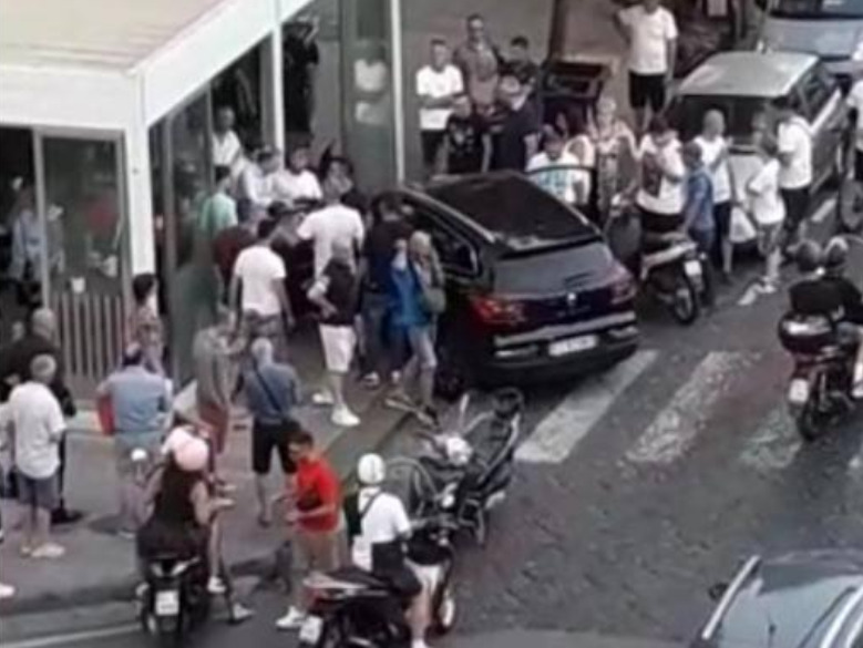 Tragedia sfiorata ad Ercolano, auto entra letteralmente in un bar: colto da un malore ha sfondato le vetrine
