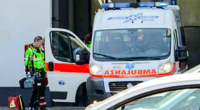 Si sente male in azienda, operaio 42enne portato in ospedale con l’ambulanza, ricoverato in condizioni critiche