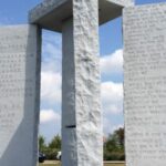 Attacco alle Georgia Guidestones, parzialmente distrutte da un’esplosione il monumento del Nuovo Ordine Mondiale