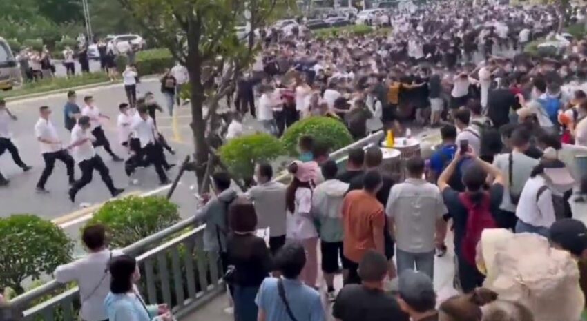 Cina, protestano risparmiatori truffati: la polizia li blocca con l’app di tracciamento Covid