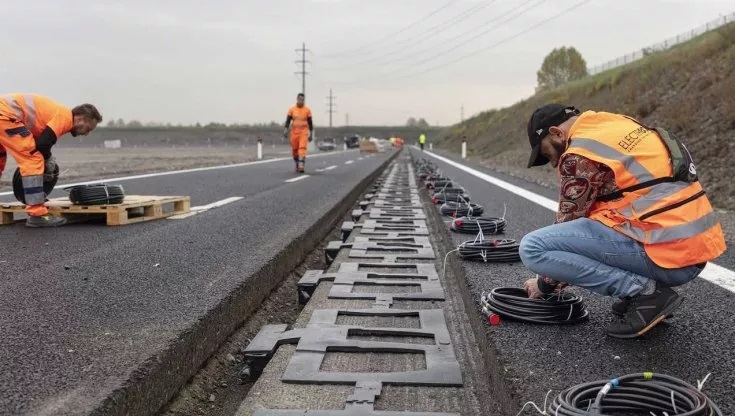 In Italia arriva l’asfalto che ricarica le auto elettriche mentre viaggiano. Primi test sull’A35