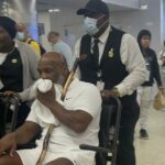 Mike Tyson su una sedia a rotelle dopo aver affermato che la sua data di scadenza si stava avvicinando
