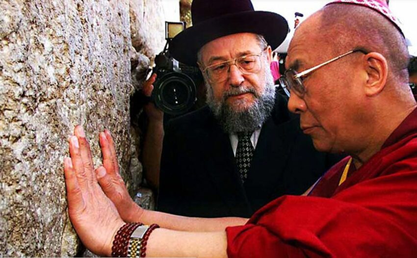 Dalai Lama : la terra è saccheggiata dai poveri quando soffrono la fame, mangiano qualsiasi cosa, erba, insetti.