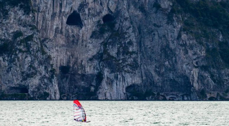 Malore dopo aver fatto windsurf nel lago d’Iseo, muore 58enne