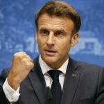 Francia, Macron: "Fine dell'abbondanza di prodotti e di tecnologie, di terra e di materie prime, inclusa l'acqua, serviranno sacrifici"