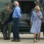 Biden in difficoltà: non riesce a mettersi la giacca, poi perde gli occhiali. I militari addestrati a non ridere