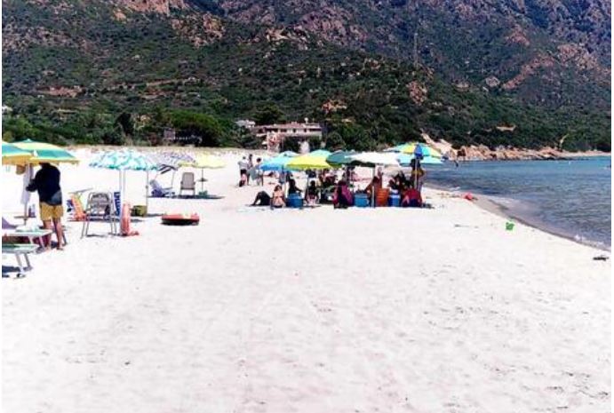 Malore improvviso in spiaggia a Tertenia, grave una donna di 58 anni