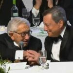 Kissinger stringe la mano a Mario Draghi: "Ti auguro tutto il meglio"