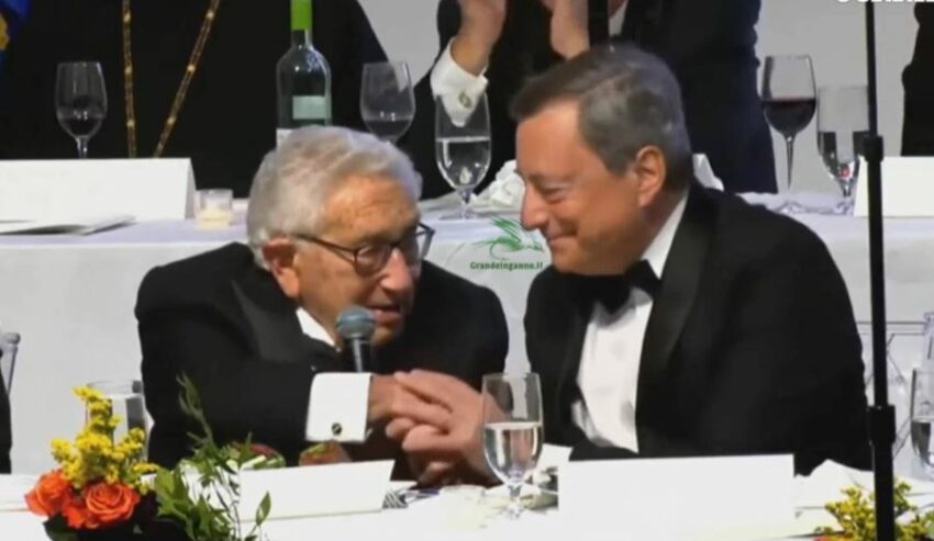 Kissinger stringe la mano a Mario Draghi: “Ti auguro tutto il meglio”