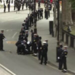 Funerale regina, un marinaio della Royal Navy accusa un malore improvviso: portato via in barella