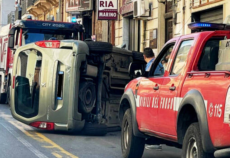 Prete accusa malore improvviso e si ribalta con l’auto a Reggio Calabria