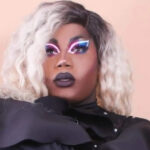 Malore mentre si esibisce sul palco, drag queen muore a 25 anni. «Perdiamo la nostra stella»