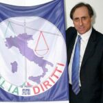 Presidente dell’Italia dei Diritti invoca assistenti sociali per i bambini dei Novax. I suoi tweet pieni di odio, disprezzo e discriminazioni