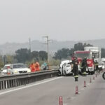 Malore improvviso alla guida nel tratto dei lavori: 21enne invade la corsia opposta, poi si schianta. Code sulla superstrada