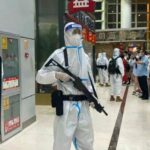 La Cina porta la politica zero COVID all'estremo: i poliziotti minacciano i passeggeri con le mitragliatrici