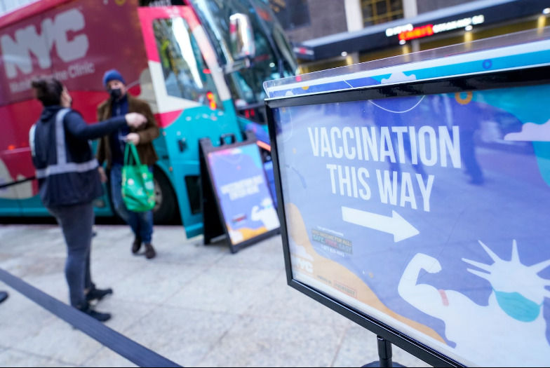 Il giudice dice a New York di riassumere i lavoratori licenziati per aver rifiutato la vaccinazione