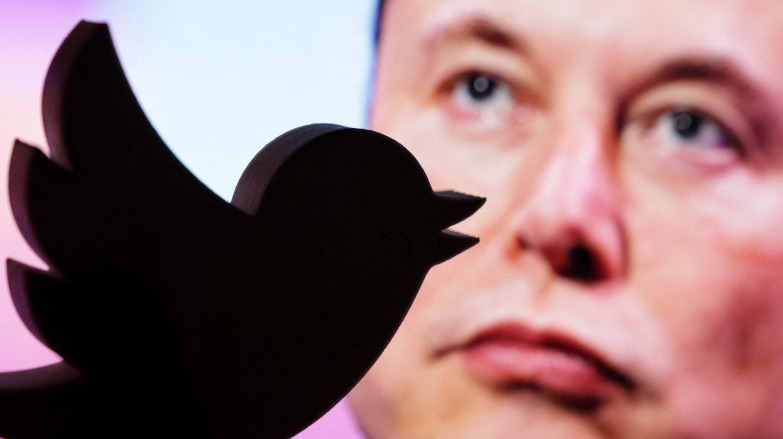 Elon Musk conclude acquisizione di Twitter per 44 miliardi. Licenzia alcuni dirigenti e twitta: “L’uccellino è libero”