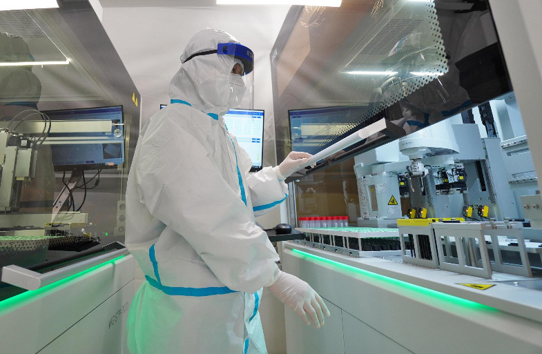Laboratorio della Boston University, crea nuovo virus mortale all’80%. Condanna della comunità scientifica: “potrebbe innescare la prossima pandemia”