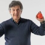 Morto il giornalista Riccardo Bianchi, la sua guerra contro i novax finisce con un malore improvviso in casa.