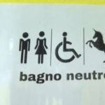 A scuola arrivano i bagni "no gender": la follia radical chic del liceo di Milano