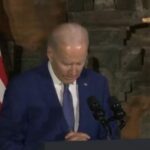 Biden: "Um.... uh.... ho difficoltà a leggere questo… "