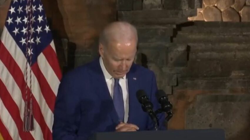 Biden: “Um…. uh…. ho difficoltà a leggere questo… “