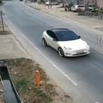 Cina : Auto elettrica della Tesla impazzisce a causa di un guasto, 2 morti e 3 feriti.