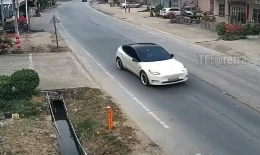 Cina : Auto elettrica della Tesla impazzisce a causa di un guasto, 2 morti e 3 feriti.