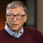 Graffiti su un vagone BDZ: Bill Gates colpito mentre tiene in mano un vaccino