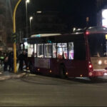 Roma, malore improvviso alla guida di un bus: autobus si schianta contro il palo della luce in via Mattia Battistini