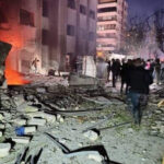 Israele bombarda la Siria devastata dal terremoto, 15 morti, la maggior parte sono civili: “l’attacco israeliano più mortale alla capitale siriana”