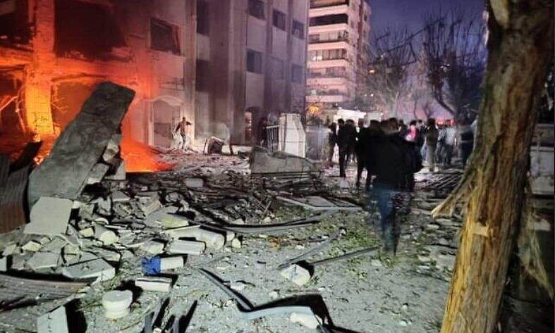 Israele bombarda la Siria devastata dal terremoto, 15 morti, la maggior parte sono civili: “l’attacco israeliano più mortale alla capitale siriana”