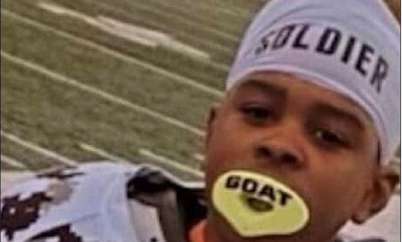 “Il mio fratellino non si muove più”: 12enne muore giocando a football