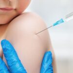 Studio: Dosi multiple di vaccini pediatrici aumentano i tassi di ospedalizzazione e mortalità nei bambini