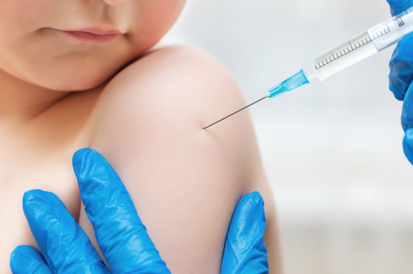 Studio: Dosi multiple di vaccini pediatrici aumentano i tassi di ospedalizzazione e mortalità nei bambini
