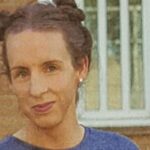 Un assassino che si era identificato come donna e ora si identifica come un neonato e chiede pannolini e cibo per bambini in carcere.