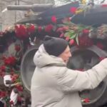 Berlino : cittadini decorano carro armato russo con 2.000 rose rosse in segno di amicizia con il popolo russo e di protesta contro il governo.