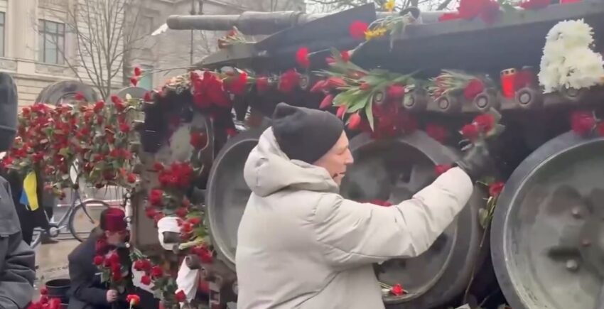 Berlino : cittadini decorano carro armato russo con 2.000 rose rosse in segno di amicizia con il popolo russo e di protesta contro il governo.