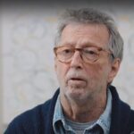 Eric Clapton: "Non riesco a dormire a causa del dolore... il vaccino ha preso il mio sistema immunitario e l'ha scosso"
