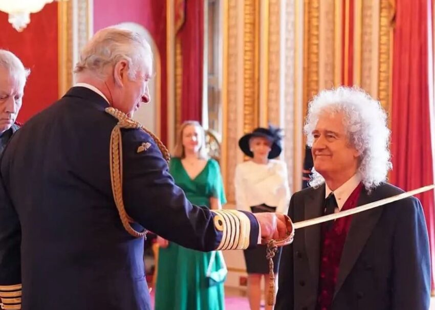 Chitarrista dei Queen Brian May, nominato cavaliere da Re Carlo III durante una cerimonia ufficiale a Buckingham Palace.