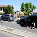Vigevano: 31enne ha un malore improvviso mentre sta guidando: danneggiati diversi veicoli parcheggiati
