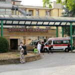 Colto da un malore improvviso mentre passeggia: noto medico in rianimazione