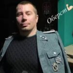 Consigliere comunale ucraino pubblica un selfie su Facebook in cui indossa una divisa delle SS e tiene in mano una tessera nazista